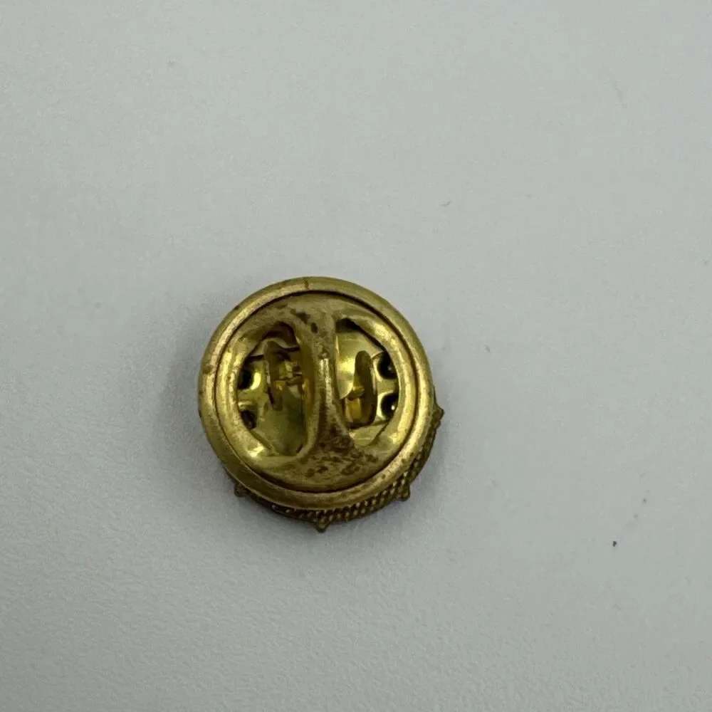 Celebrity?‎ Captains Club Pin Label Blue